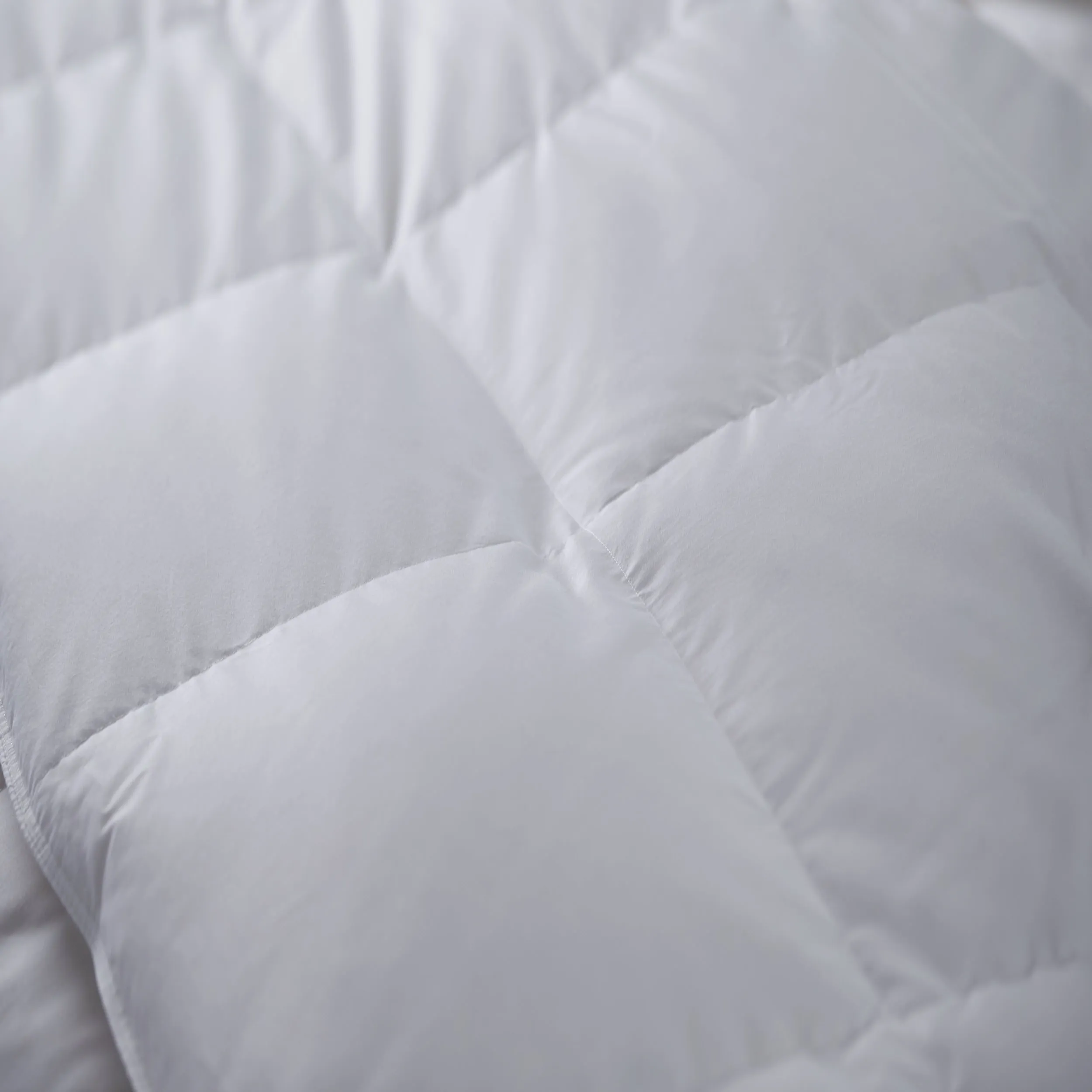 Hollander Live Comfortably White Goose Down Comforter | Level 3 Warmest